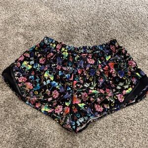 Lululemon Hotty Hot low rise, 2.5 in shorts